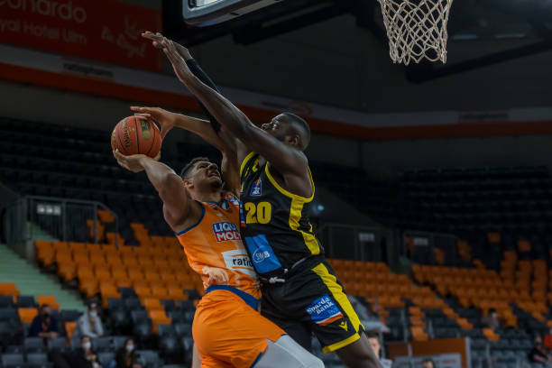 在中场控球 在中场控球