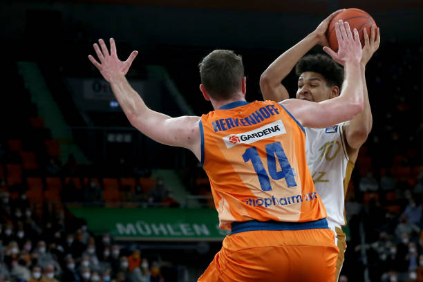 册与资格审 册与资格审